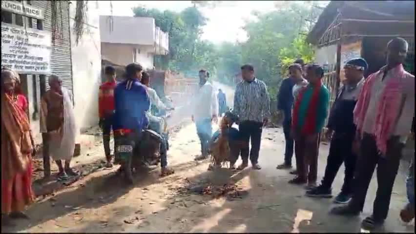तेलंगाना के मुख्यमंत्री द्वारा बिहार के आपत्तिजनक टिप्पणी के विरोध में हिरणी में भाजपा कार्यकर्त्ताओं नें पुतला दहन किया