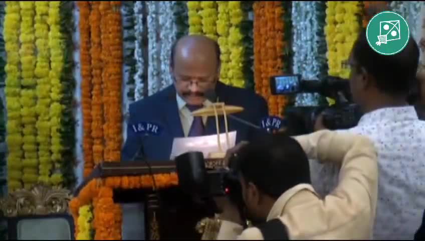 History in the Making: AIMIM Floor Leader Akbaruddin Owaisi Sworn in as Pro-tem Speaker of Telangana Assembly! 🎉✨

#telanganaassembly #hyderabad #telangana #akbaruddinowaisi #aimim #owaisi #protemspeake