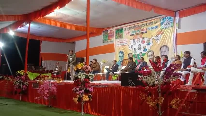 चरखारी: ऐतिहासिक गोवर्धन मेला में रात्रि कार्यक्रम अखिल भारतीय #कवि_सम्मेलन का आयोजन किया गया