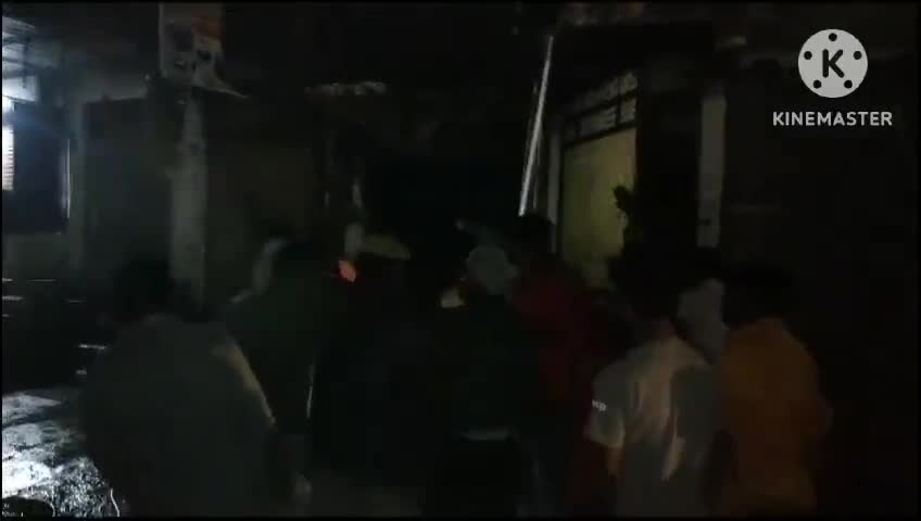 घिरोर थाने वाली गली के पास बाबा ज्वेलर्स व कपड़े की दुकान में लगी भीषण आग