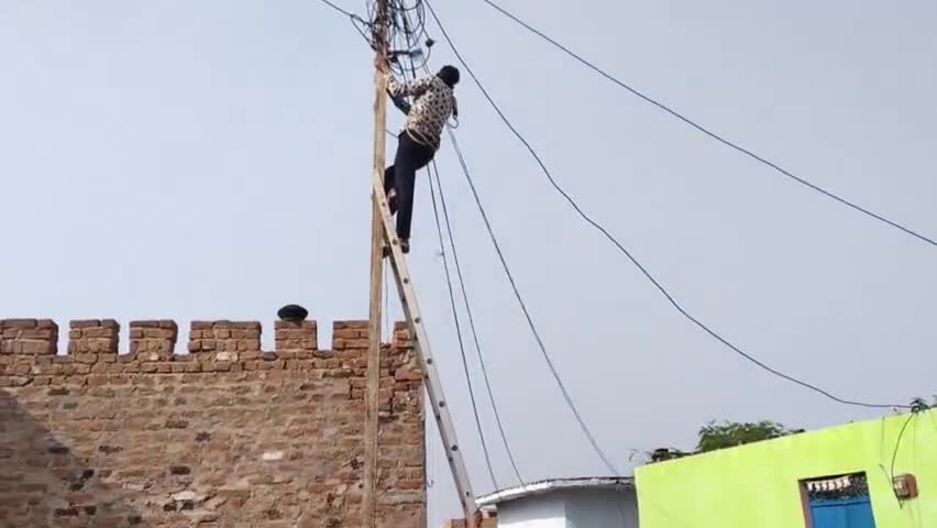 पलेरा: वि. वि. क्रेंद्र पलेरा अंतर्गत पलेरा शहर में विद्युत  बकायादारों के कनेक्सन विच्छेदन की कार्यवाही की जा रही है। #mpeb