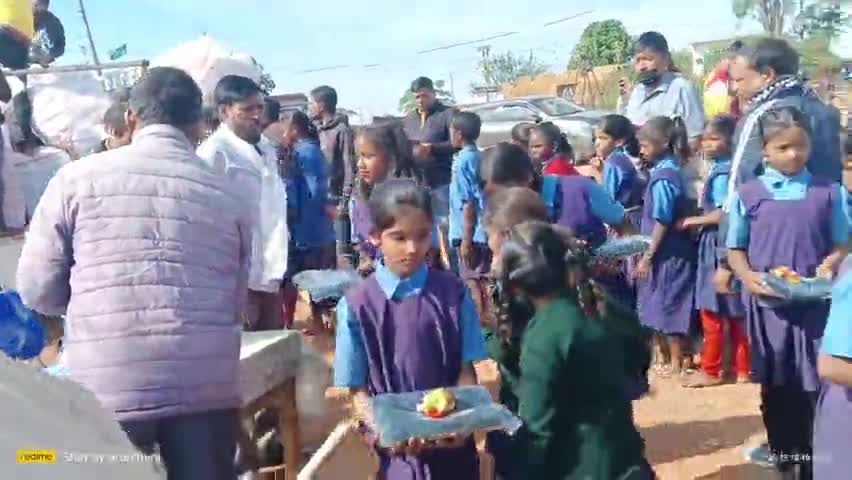 प्रतिवर्ष की भांति हर साल तिब्बती संगठनों के द्वारा सोनम लामा की अध्यक्षता में। इस वर्ष स्वेटर वितरण किया गया ।#
