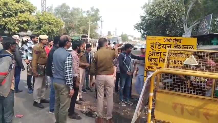 प्रतापगढ़: जिला अस्पताल के बाहर अवैध वाहन पार्किंग से संकरा हुआ नेशनल हाईवे, प्रशासन ने आज हटवाए वाहन