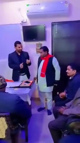 #जेफ_बेज़ोस कहते हैं कि, फर्क नहीं पड़ता की तुम कितने #टैलेंटेड हो, तुम्हारी #स्ट्रैटेजी कितनी #कमाल की हैं, 
अगर आप #अकेले काम कर रहे हो तो आप हमेशा उस #व्यक्ति से #हारोगे जो एक #मज़बूत_टीम के साथ काम कर रहे हैं ।