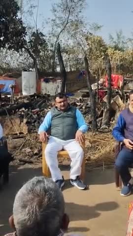 #आगजनी  में तत्काल खुद पहुंच कर चावल, दाल,चूड़ा, दालमोट,आलू बिस्कुट एवम कंबल पहुंचा कर पीड़ित को #राहत पहुंचाई-#कुमार सुदर्शन सिंह।कल दिन में चौकाडीह,खैरा  जमुई,के गरीब #मजदूर #जितेंद्र #पासवान जी के घर में आग लग जाने से लाखों का नुकसान