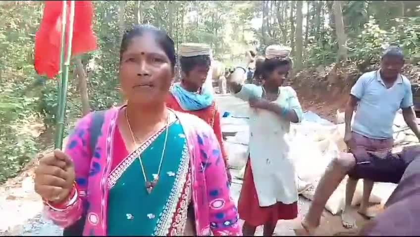 टोंटो: बाईहातु मे निर्माणाधीन PCC सड़क 6 की जगह 4 इंच की हो रही है ढलाई टोंटो उपप्रमुख सहित स्थानीय प्रतिनिधियों ने किया विरोध।