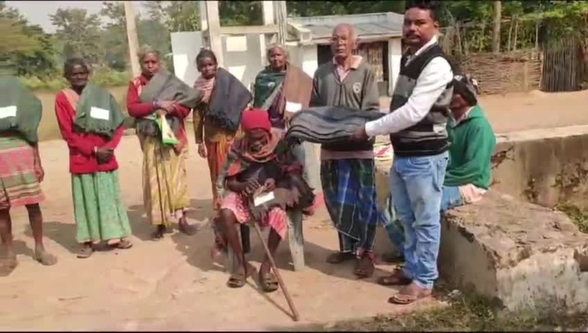 टोंटो: दोकट्टा गांव में पंचायत समिति सदस्य ने वृद्धो के बीच में कंबल बांटा एवं BDO से क्षेत्र के बस पड़ाव में अलाव जलाने की।