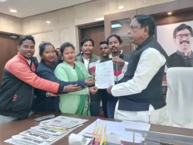 कुमारडुंगी: पंचायत समिति पश्चिम सिंहभूम जिला संघ ने पंचायती राज मंत्री को मानदेय बढ़ाने से संबंधित ज्ञापन सौंपा।