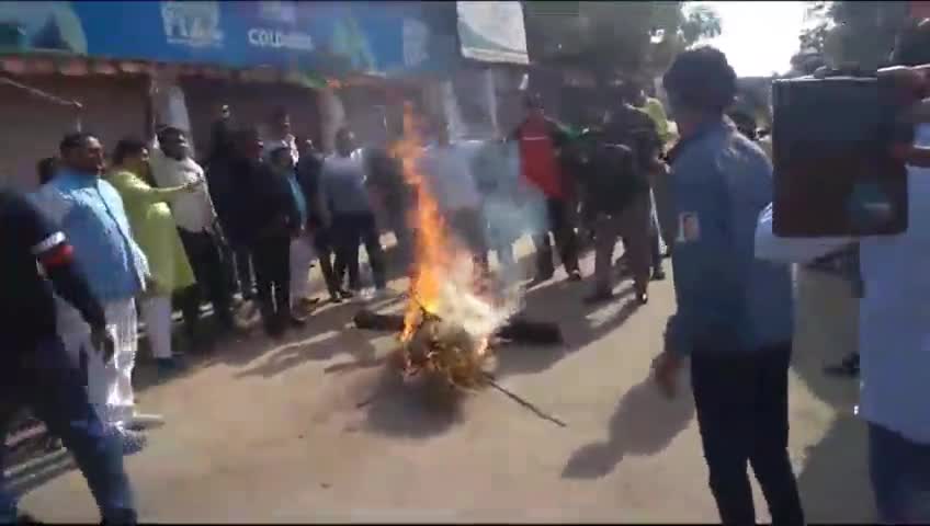 घोड़ाडोंगरी: #सारनी: पाथाखेड़ा न्यू  कार्केट में बीजेपी नेताओ ने पुतला दहन किया तृणमूल कांग्रेस के सांसद कल्याण बनर्जी का@