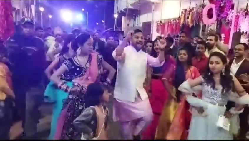 ट्रेंडिंग group wedding डांस वीडियो 😊❤️❤️❤️ #wedding #trending #video #videography #status #viralreels #dancers #songs