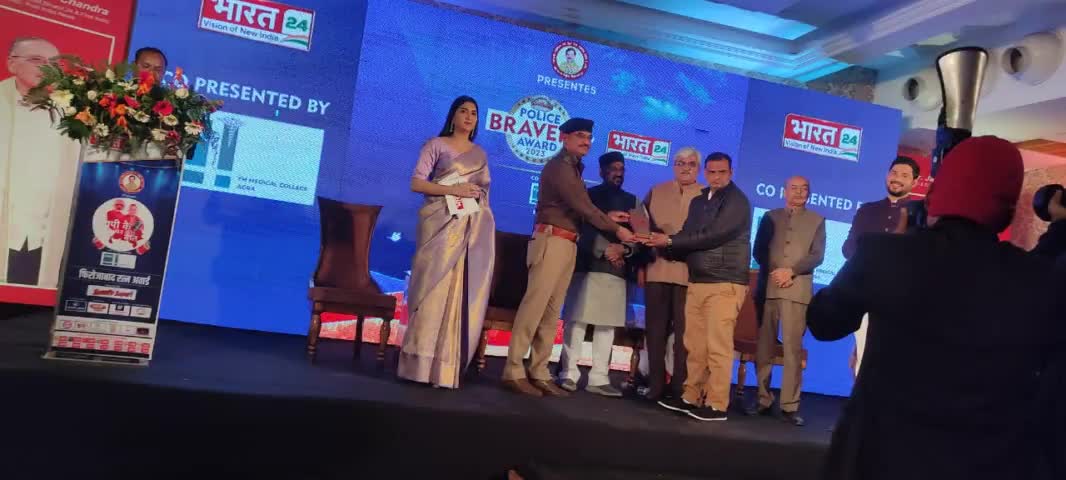 bharat24news channel द्वारा आयोजित यूपी के मन की बात कार्यक्रम में सामाजिक क्षेत्र में उत्कृष्ट कार्य करने फ़िरो. #सेवा रत्न अवॉर्ड से उत्तर प्रदेश सरकार के कैबिनेट मंत्री श्री योगेंद्र उपाध्याय व विधायक सदर द्वारा सम्मानित किया गया।।