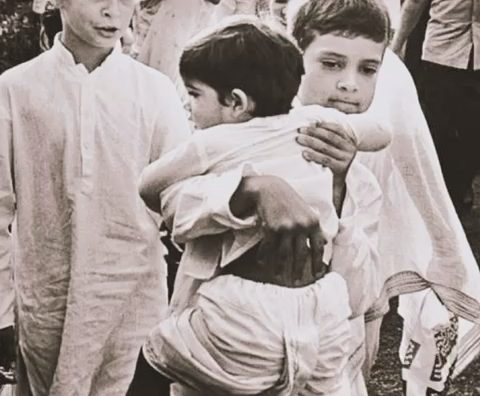 41 वर्ष पूर्व की जब श्री Rahul Gandhi अपने छोटे भाई श्री Varun Gandhi को गोद में टांगे हुए हैं।
#RahulGandhi
#VarunGandhi
#PriyankaGandhiVadra