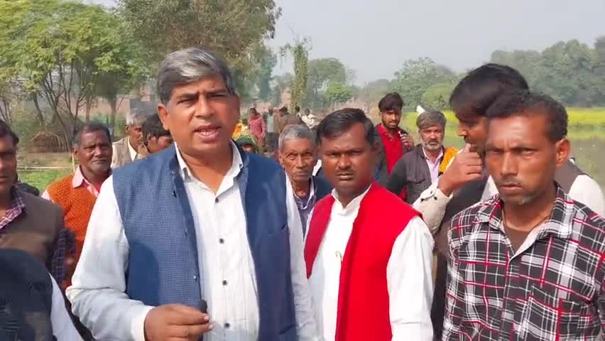 #सिढ़पुरा: गांव लोंगपुर के पास बंबे से निकली गूल कुछ किसानों ने काफी दिनों से बंद कर दी है, जिसकी वजह से पानी निकल कर खेतों में भर रहा है जिससे किसानों का काफी नुकसान हो रहा है।