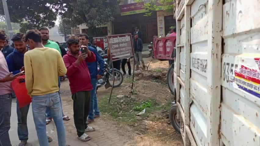 सहजनवा: घघसरा बाजार में पंजाब नेशनल बैंक के सामने नशे में धुत गिट्टी लदी ट्रैक्टर चालक ने कई गाड़ियों को रौंदा #दुर्घटना