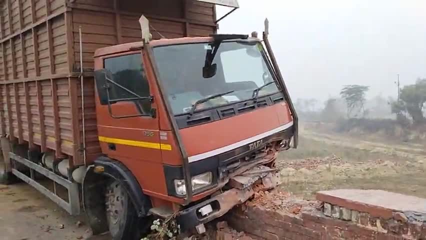 लाछपुर हादसा हुआ; कोरा कोरा कटने  के ड्राइवर ने पुलिया नहीं देखी और इसलिए दुर्घटना हुई। घटनस्थल  पुलिस पहुंची #news24