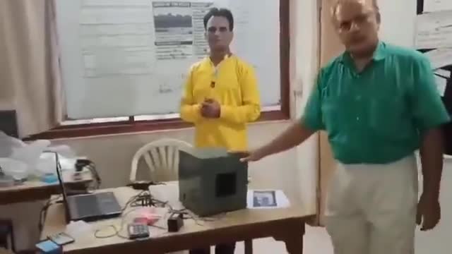 देखिए , और सोचिए 
कैसे करें भरोसा EVM पर 
यह बिल्कुल भी विश्वसनीय नहीं है
मोदी की जीत जनता की नहीं ईवीएम की देन है
#banevm #jobaathai