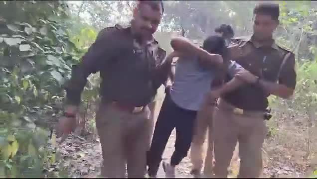 मनचले आशिक को पुलिस ने पैर मे मारी गोली मामला लड़की पर एसिड अटैक का बताया जा रहा है।
#trendingnews #breakingnews
 #top