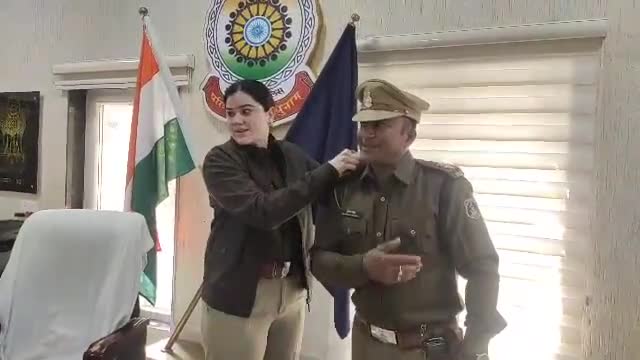 खैरागढ़ के उपनिरीक्षक शक्ति सिंह का हुआ प्रमोशन, SP अंकिता शर्मा ने स्टार लगाकर दी बधाई