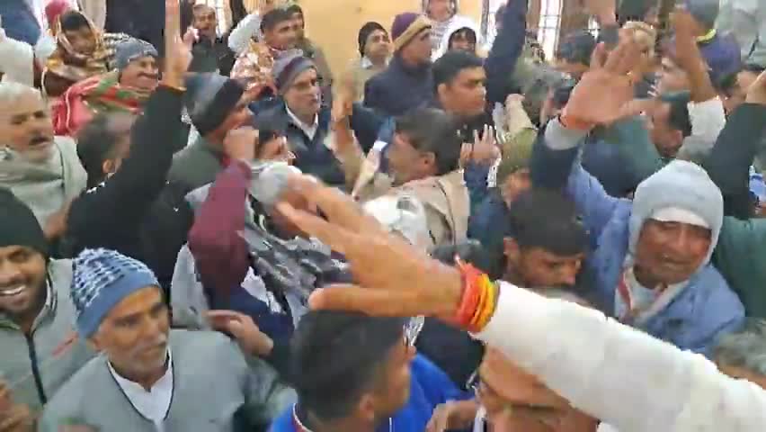 बाढड़ा: बाढड़ामें पार्टी को एकजुट करने के लिए हुई बैठक में ही कांग्रेस की गुटबाजी आई सामने,लोकसभाप्रभारी के सामने जमकर हुआ हंगामा