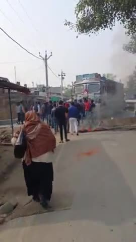 गुरुआ: #viral #driver 02 Jan 24 ko samy 11 Am ke as pass Rod jam kiya gaya Driver ka new niyam ke khilap