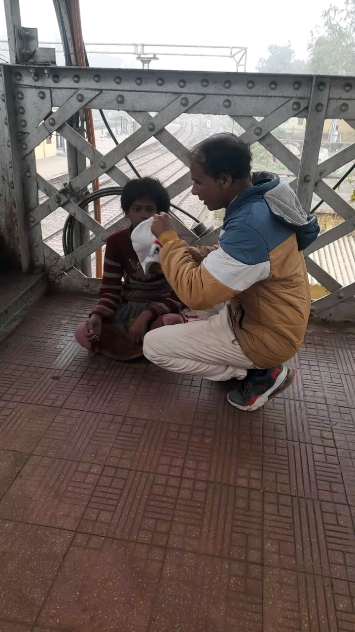 आज स्टेशन पर, ठंड (सर्दी)मैं सुकड़ती, एक बहन को गर्म टोपा पहनाकर.. पढ़ लिखने के लिये उत्सावर्धक किया।#sort #viralviedo