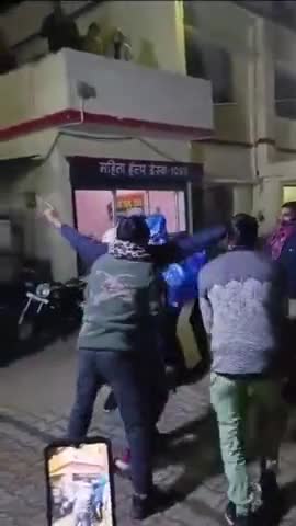 बदायूं:थाने में ही महिला डेस्क के सामने पुरुष सिपाहियों का अश्लील डांस.... #viralreel  #viralnews
