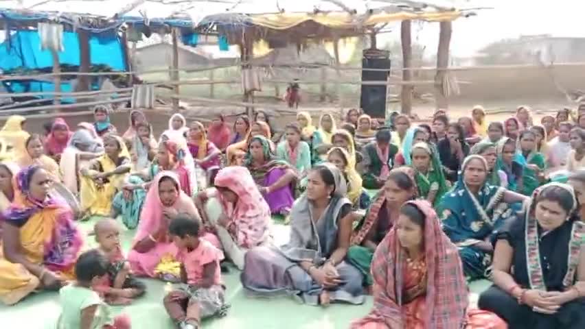 #bilaspur ,, आदिवासी समुदाय के लोग नारे लगाते हुए, हसदेव बचाव,#hasdeo_forest
