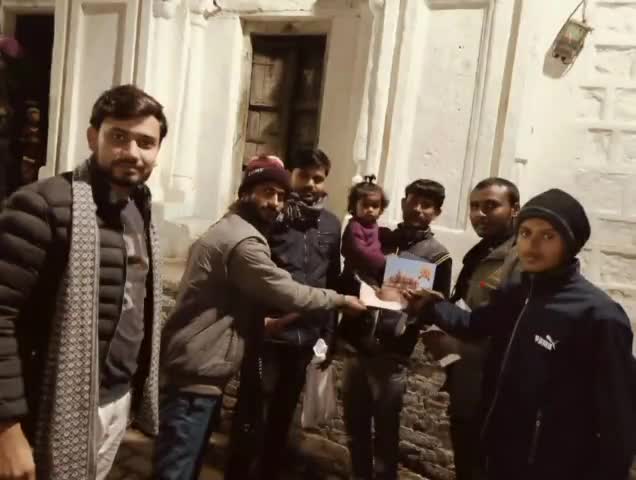 चरखारी: राम भक्तों की टोली के साथ नगर के हटवारा वार्ड सहित चरखारी नगर में #श्री_राम_मंदिर प्राण प्रतिष्ठा हेतु घर-घर अक्षत वितरित कर आमंत्रण दिया निवेदन किया 22 जनवरी को सभी अपने घर पर #दीपक जलाकर दीपावली मनाएं #ABVP