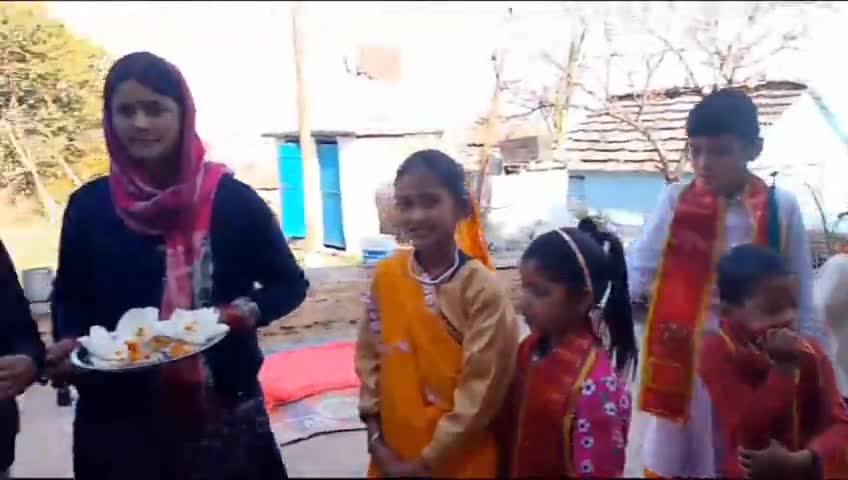 बग्वालीपोखर: बग्वालीपोखर के ग्राम शकुनी में छोटे-२ बच्चों ने प्रभु श्रीराम सीता हनुमान का रूप धर के दिए घरघर पूजित अक्षत व निमंत्रण।