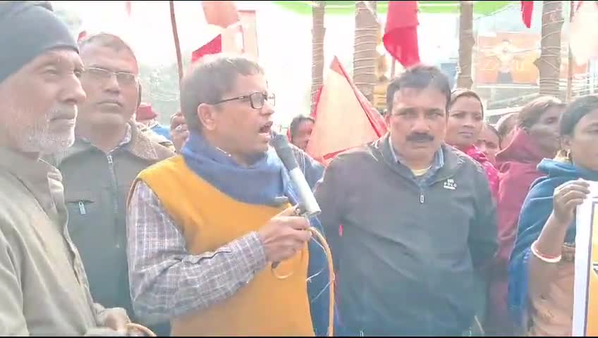 #लालगंज संयुक्त किसान मोर्चा  के बैनर तले किसान मजदूर जन जागरण यात्रा सह सभा को संबोधित करते हुए  डॉ राजेंद्र शर्मा