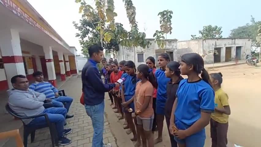 धर्मेंद्र सोनकर जिम ट्रेनर ने खिलाड़ियों को सेल्फ डिफेंस का प्रशिक्षण दिए एवं पुरस्कृत भी किए#ताजाखबर#न्यूज
