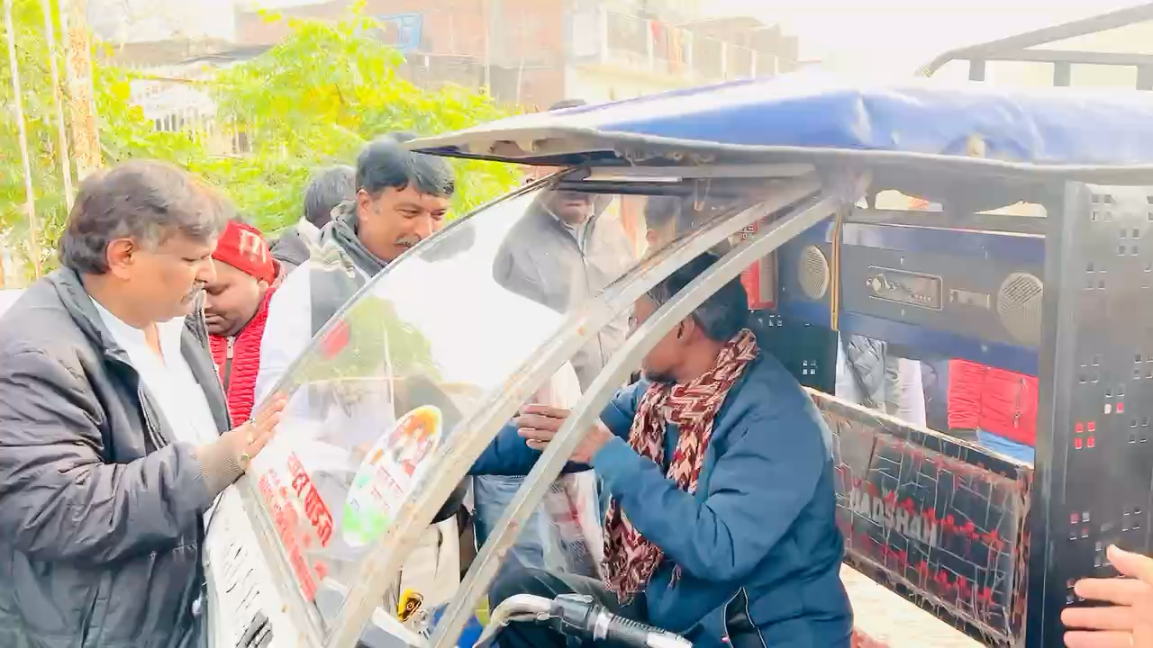 आज अमेठी कांग्रेस कार्यालय 
हमारी प्रिय नेता￼श्रीमती   #PriyankaGandhiVadra जी का जन्म दिवस  धूमधाम से मनाया गया।गरीब ठेलिया वालों, बैट्री रिक्सा वालों को कंबल वितरित किए गए।