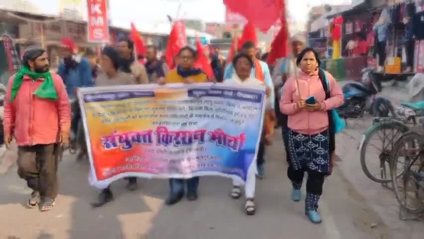 #लालगंज किसान मजदूर जन जागरण अभियान को सफल बनाने के लिए पैदल यात्रा करते हुए डॉ राजेंद्र शर्मा व अन्य