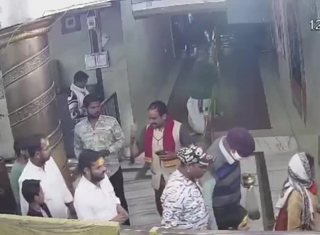 महाकाल मंदिर पुजारी की तानाशाही.......
#mahakaleshwar #ujjain #panditpradeepmishraji #tanashah #mandir #shiv #bhakti bha