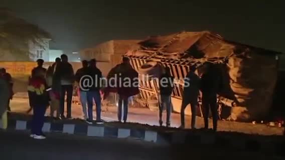 मानकसर के पास बेकाबू होकर पलटे कबाड़ से भरी ओवरलोड ट्रैक्टर ट्रॉली, गनीमत रही हादसे में नहीं हुई जनहानि
