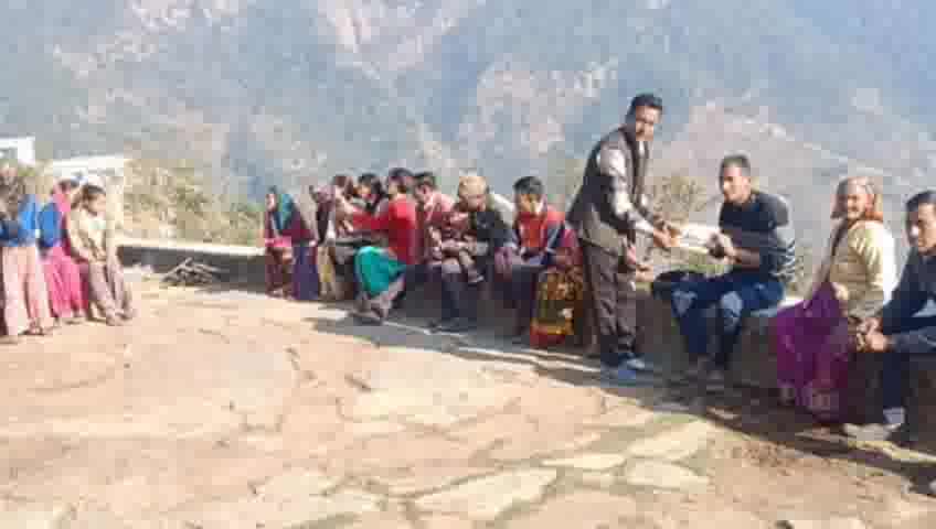 मंच: मंच तामली में भाजपा मंडल अध्यक्ष ने लोगों के बीच अयोध्या से आए पूजित अक्षत और पत्रक बांटे