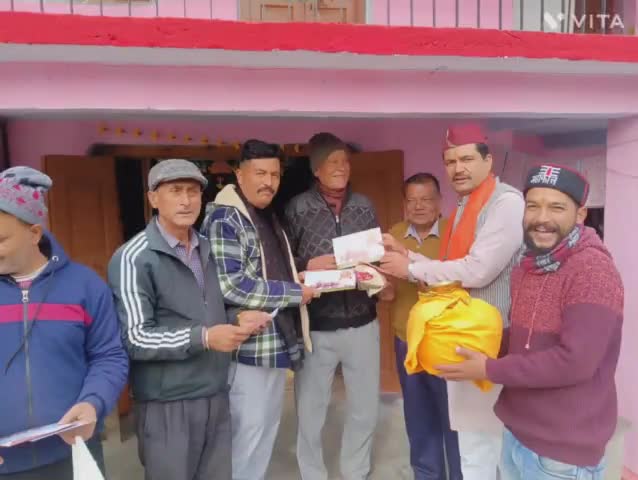 बग्वालीपोखर: भाजपा जिला मंत्री दीपक कन्नू साह ने कार्यकर्ताओं संग कुवाली बाजार में जन-जन तक वितरण की पूजित अक्षत और निमंत्रण पत्र।