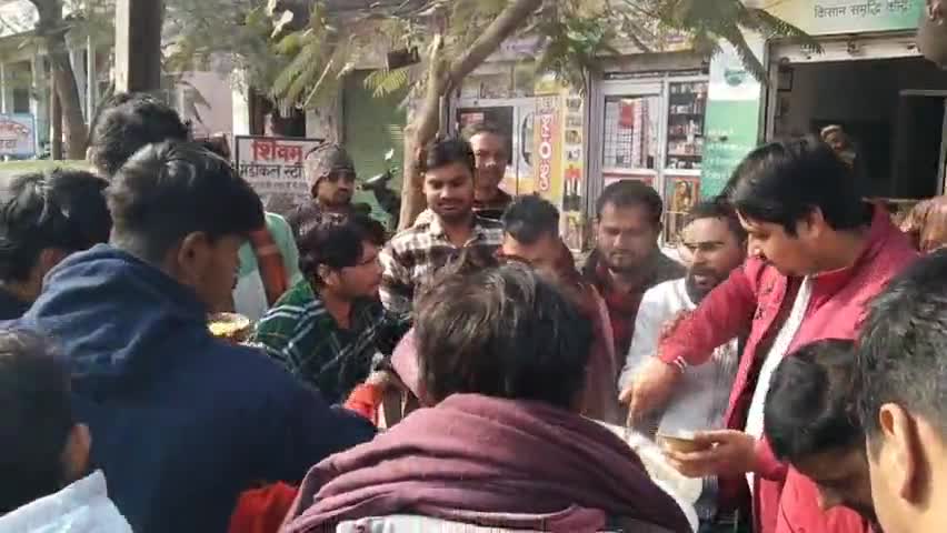 मकर संक्रांति के शुभ अवसर पर वर्मा नगर पुलिया पर खिचड़ी वितरण कार्यक्रम आयोजित किया गया। #makarsankrantispecial #2024