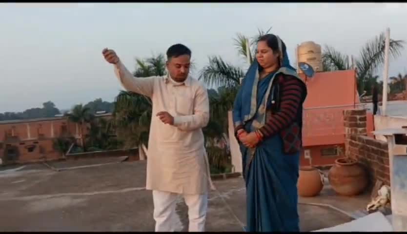आज मकर सक्रांति के अवसर पर #पार्षद श्रीमती रोशनी जी के  साथ पतंग उड़ाई, आज पतंग उड़ाते समय बचपन की समय की यादें ताज़ा हो गईं।

मकर सक्रांति के पर्व पर पतंग उड़ाने की परंपरा है, आप सभी को मकर संक्रांति की हार्दिक शुभकामनाएं एवं बधाइयां!!