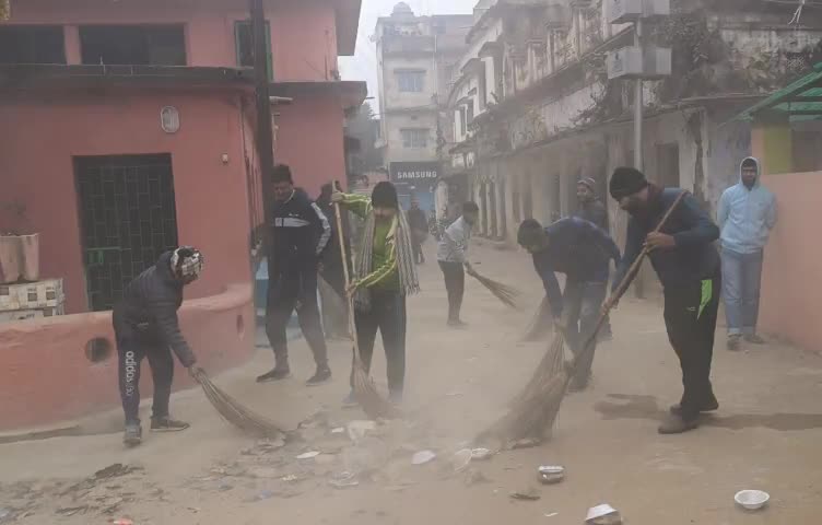 प्रधानमंत्री नरेंद्र मोदी जी के आह्वान पर आज दूसरा दिन बांका महावीर नगर स्थित हनुमान मंदिर परिसर में भाजपा बांका के नेतृत्व में स्वच्छता अभियान चलाया गया!
#नरेन्द्रमोदी #Ranjeetyadavbjp #बांका #banka #Bihar