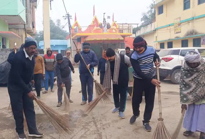 राम काज कीन्हें बिनु, मोहि कहां विश्राम।
प्रधानमंत्री #narendramodi  जी के देशव्यापी आह्वान पर आज तीसरा दिन #SwachhTeerth कार्यक्रम में प्रभु श्री राम की सेवा करने का सौभाग्य मिला।

📍 दुर्गा मंदिर,करहरिया बांका ,बिहार वार्ड न0 :- 11