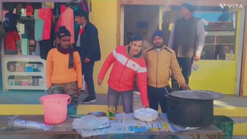 बग्वालीपोखर: बागवालीपोखर पोखर में भाजपा कार्यकर्ताओं और भी कार्यकर्ताओं ने किया माघी खिचड़ी का आयोजन, सभी को खिलाई माघी खिचड़ी।