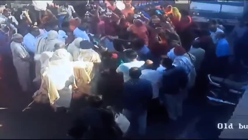प्राप्त जानकारी के अनुसार तख्तगढ़,जिला पाली,राजस्थान में 12 जनवरी 2024 को पूज्य #जैन संतो के नगर प्रवेश के समय ट्रक द्वारा संतों व समाज को कुचल कर हत्या का प्रयास किया गया जैन एकता मंच"राष्ट्रीय"उक्त घटना की उच्च स्तरीय जांच की मांग करता है