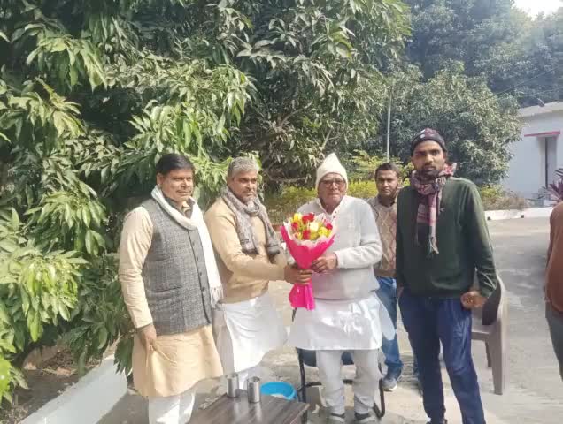 जदयू राज्य सभा सांसद श्री वशिष्ठ नारायण सिंह उर्फ दादा को राष्ट्रीय उपाध्यक्ष बनाए जाने पर बक्सर जिलाध्यक्ष अशोक कुमार सिंह के साथ उनके आवास पर बधाई देने पहुंचे#जदयू