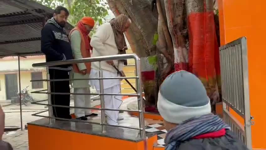 #सांसद डा.रमापति राम त्रिपाठी ने #स्वच्छ #तीर्थ #अभियान के तहत #जिला #पंचायत #हनुमानजी #मन्दिर पर #साफ-सफाई किया।