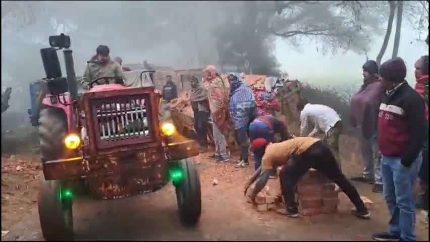 बाढड़ा: गोपी के समीप ईटों से भरी ट्रैक्टर की ट्राली सड़क के बीच पलटने से यातायात व्यवस्था हुई बाधित, लगा जाम