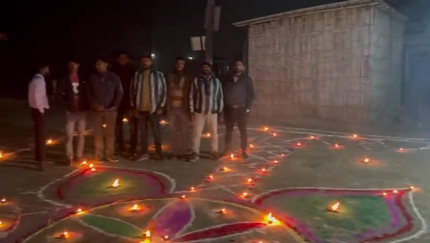 प्रभु श्रीराम के आगमन के शुभ अवसर पर अपने पटियासा स्थित हनुमान मदिंर पर रामज्योति प्रज्ज्वलित हुई।

आप भी रामज्योति जलाकर दीपोत्सव मनाएं।

#RamJyoti #राम_का_भव्य_धाम