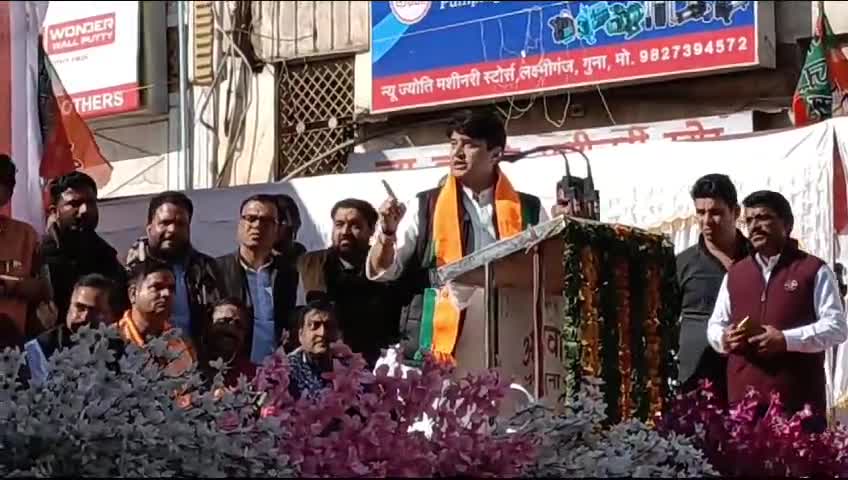 केंद्रीय मंत्री ज्योतिराज सिंधिया जी ने कहा ने मंच से कलेक्टर और एसपी की क्लास ली!
#rajendrakushwaha#indianews