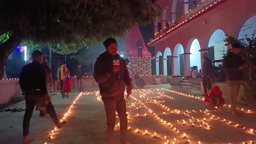 #Ayodhya में रामलला के प्राण प्रतिष्ठा के साथ #jaishriram के नारे के साथ गुंज उठा भारत, ग्राम बेरी में 1500 दिए जले