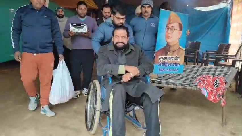 पराक्रम दिवस पर नेता जी सुभाष चंद्र बोस की प्रतिमा पर उनके 127 वें जन्मदिन का केक काटने जा रहे जयहिंद को पुलिस ने रोका 
 #नेताजी #सुभाषचंद्रबोस #जयंती #रोहतक #नवीन_जयहिन्द #जयहिन्द_सेना